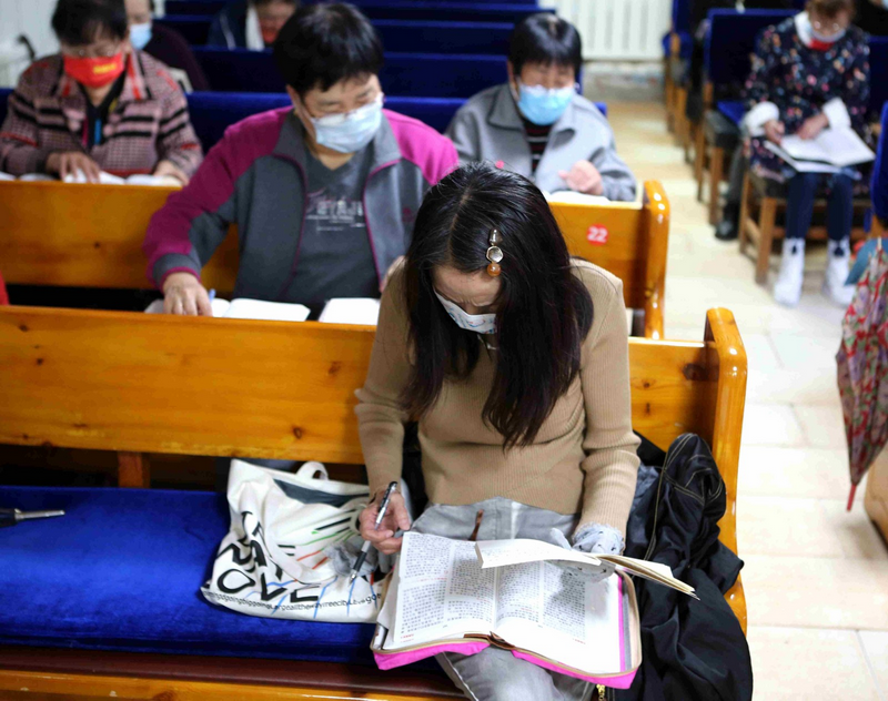 The congregation of Jiubao Church in Qianshan District, Anshan City, Liaoning Province listened to a sermon preached in a Sunday service held on October 3, 2021. 