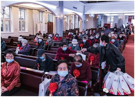 The acolytes of Linyi Center Church in Shandong distributed gifts to the elderly believers in "Honor the Elderly" Sunday service on October 10, 2021.