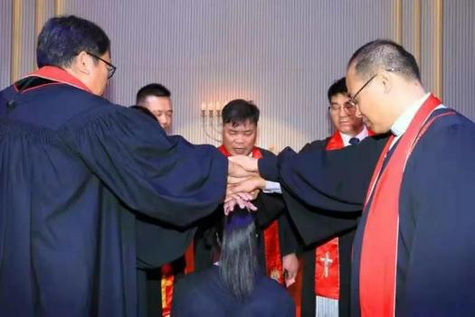 A female staff worker was ordained as a pastor at Grace Church in Huizhou City, Guangdong Province, on October 9, 2021.