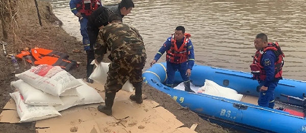 Relief materials were transported in kayaks to Feiling Village, Fucheng Town, Anze County, Linfen City, Shanxi Province, in mid-October, 2021.