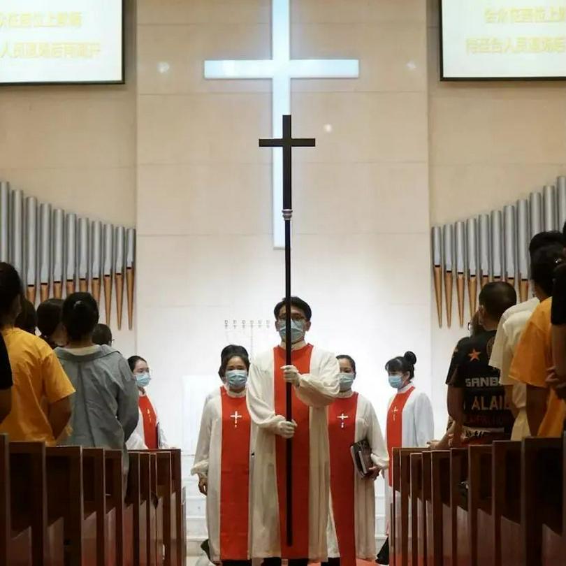 A male church staff held a cross in the159th anniversary commemoration service of Guangzhou Shifu Church in Guangdong on September 19, 2021.