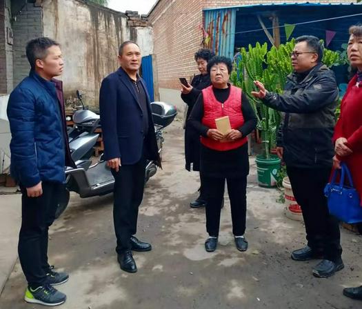 The deputy chairman of Shanxi CC&TSPM and church staff of Jiexiu Church supplied financial assistance to an affected believer in Jiexiu, Shanxi on October 15, 2021.