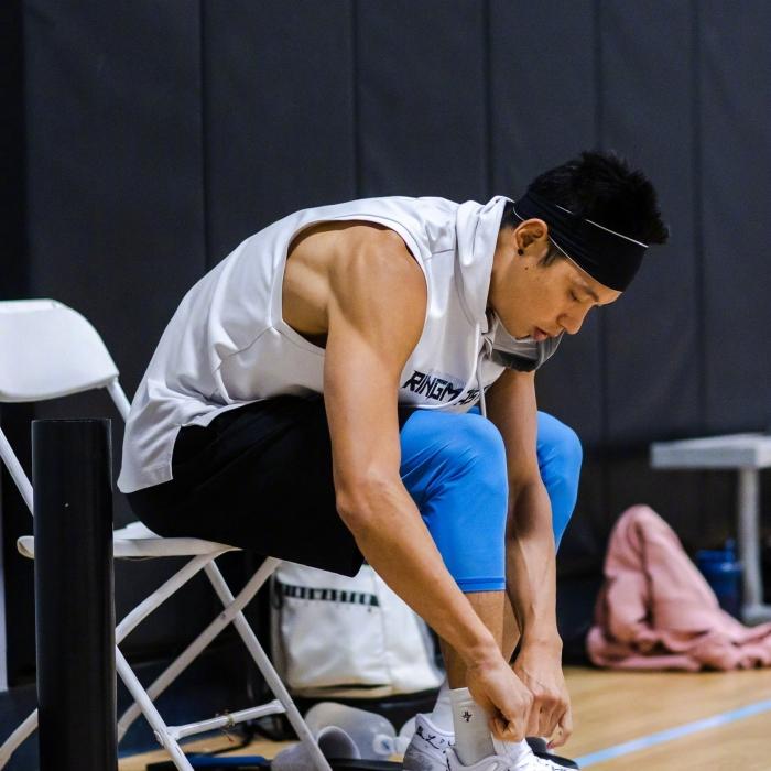 Jeremy Lin tied his shoes on the court recently.