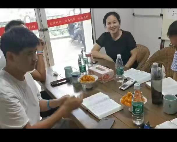 Chen Lirong who works fulltime in a deaf ministry of a Nanjing church taught deaf believers and hearing people sign language in Nanjing Vineyard Bookstore in Jiangsu on June 5, 2020.