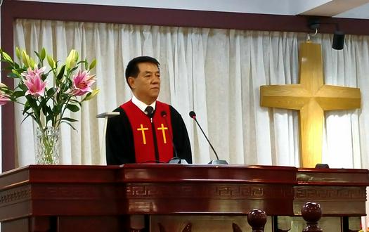 Elder Shi Aijun gave a sermon in a fall harvest thanksgiving service at Lvhua Street Church in Anshan, Liaoning, on Octover 24, 2021.