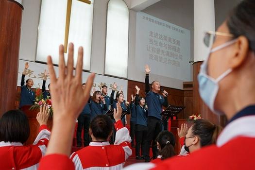 Joint choirs from Guangxiao Church, Zion Church, Fangcun Church and the Church of Our Savior iin Guangzhou, Guangdong Province, led the praise and worship on October 24, 2021.