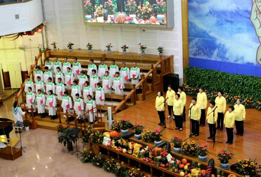 A praise team presented a hymn in the autumn harvest thanksgiving service of Fengshou Road Church, Dalian, Liaoning, on Octover 24, 2021.