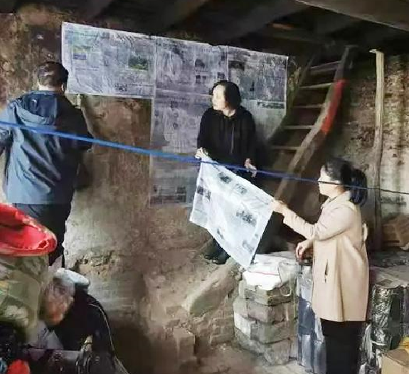 Members of Cheng District Church posted newspapers on the wall of a disabled believer in Houjiazhuang Village, Xidihe Town, Lingchuan County, Jincheng City, Shanxi Province, on October 26, 2021.