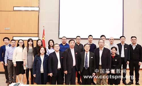 Invited scholars and the faculty of Fujian Theological Seminary took a group picture after a series of academic activities held on October 22-24, 2021.