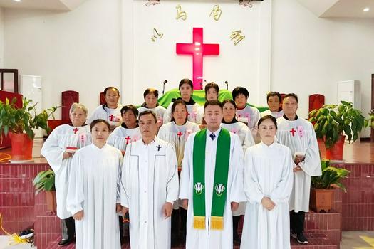 Senior Pastor Qiu Cheng, three acolyts, and believers just baptized took a group picture in Jinsha Church, Tongzhou District, Nantong City, Jiangsu Province, on November 7, 2021.