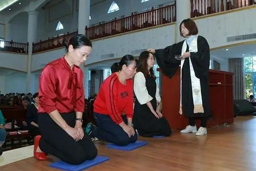 Rev. Xu Xianglian baptized a female inquirer in Chendai Church, Jinjiang City, Fujian Province, on October 7, 2021.