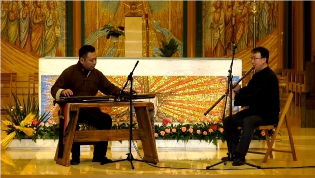 Two men played the flute and Chinese zither in a Catholic concert called “Chinese Church Music Since the Tang Dynasty” held in the Church of the Savior in Beijing on October 16, 2021.