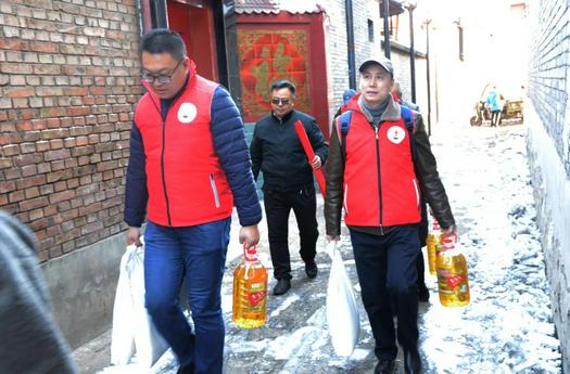 Staff of Shanxi CC&TSPM and a local pastor paid a visit to flood-hit believers in Jiexiu City, Shanxi Province, with flour and oil on November 8, 2021.