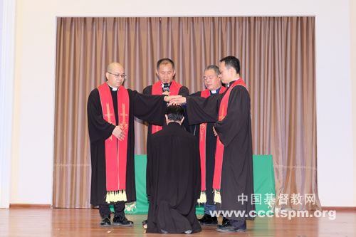 A pastor was ordained by four pastors of Guangxi CC&TSPM in Emmanuel Church, Naning, Guangxi, on October 30, 2021.
