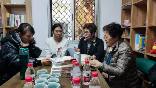 Shirley Feng, a clinical psychotherapist and professor, shared about her book "Psychologist Notes" in Nanjing Vineyard Bookstore, Jiangsu, on November13, 2021.