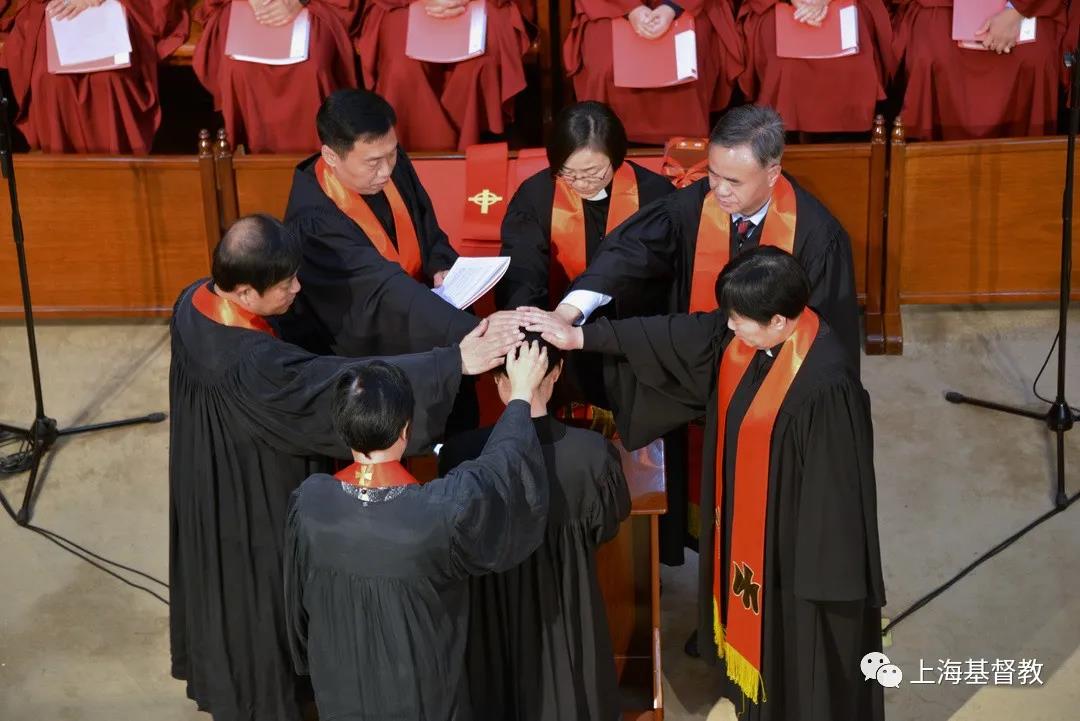 Five pastors laid their hands on a new clergy in Pu’an Church, Putuo District, Shanghai, on November 19, 2021.