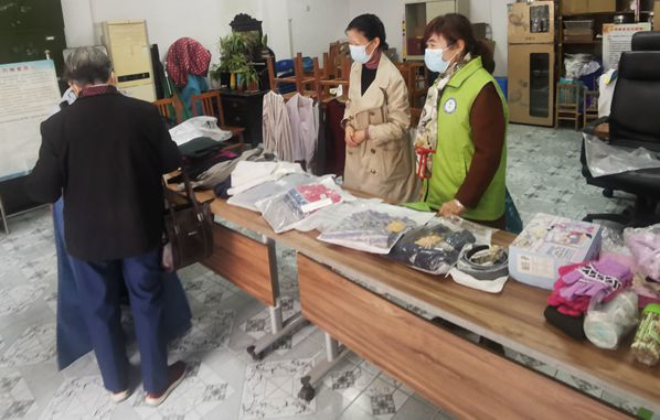 Suzhou St. John’s Church in Jiangsu held a clothing donation event on November 21, 2021.