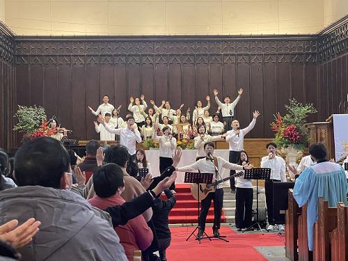 The worship team of the Korean Fellowship of the Dushu Lake Church led the congregation to praise God in a Thanksgiving celebration conducted in Suzhou, Jiangsu, on November 21, 2021.