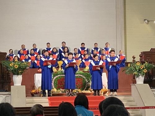 The Good News Choir of Suzhou Shishi Church in Jiangsu Province presented the song "What a Wonderful Savior" in the Thanksgiving service held on November 21, 2021. 