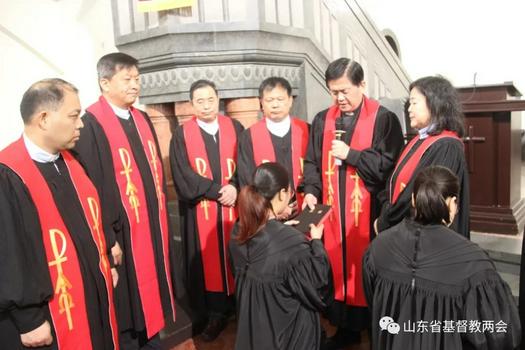 A newly ordained pastor received a Bible from a male pastor in Jiangsu Road Church, Qingdao, Shandong, on November 21, 2021. 