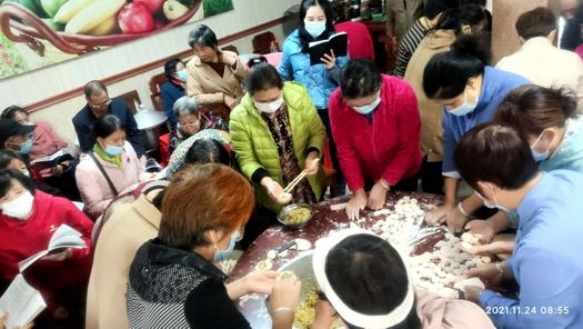 Believers of Beihai Church in Guangxi Provice made dumplings together in the Thanksgiving meeting held on November 24, 2021.