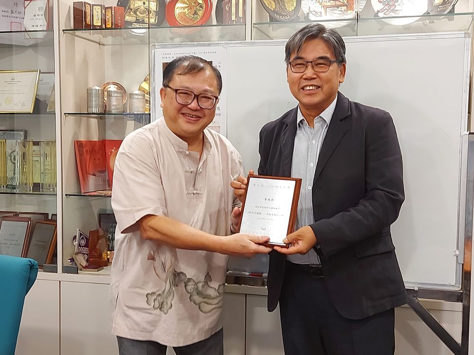 Director Daniel Yeung of the Institute of Sino-Christian Studies awarded a prize medal of "the Seventh Tao Fong Literary Prize (2020): The Paul Hsu Prize" to Prof. Archie C. C. on November 19, 2021. 