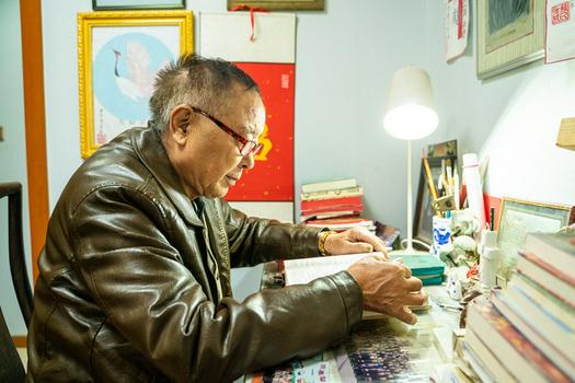 Elder Sun Zhaocheng in Danyang, Jiangsu, read a book in November, 2021.