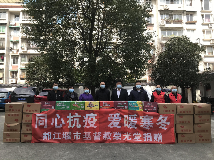 Instant noodles and environmental-friendly charcoal were donated by a church in Dujiangyan, Chengdu, Sichuan, to the frontline anti-pandemic workers in Xingfu Community on November 9, 2021.