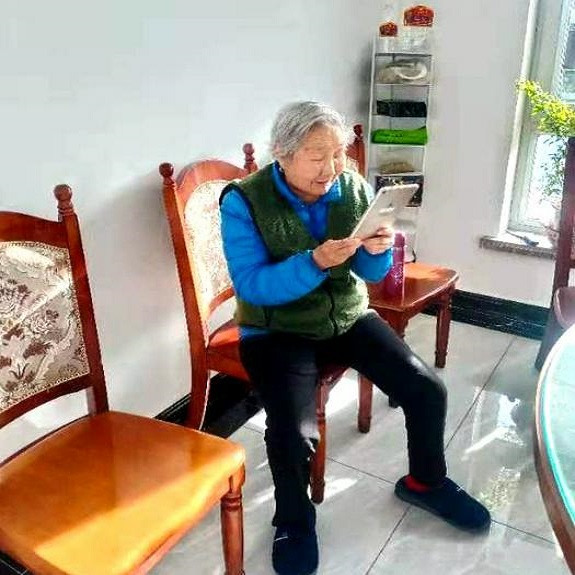 The 86-year-old Pastor Li Qingzhen, the head of a church in Qinghe, Altay Prefecture in Xinjiang Uygur Autonomous Region, gave a virtual sermon to a bliever in Dalian, Liaoning, on November 16, 2021.