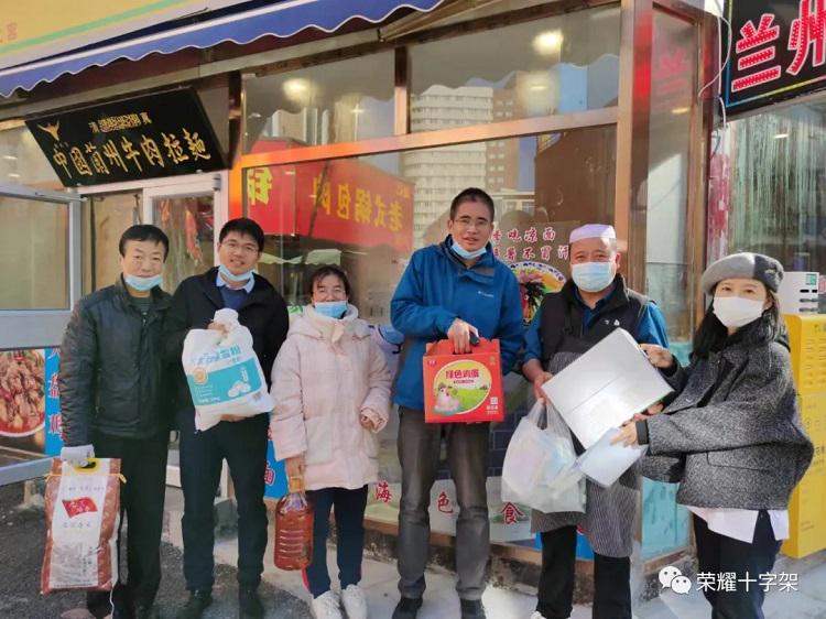 The staff of Yuguang Street Church in Dalian, Liaoning, and government officials presented food to a minority ethnic family in poverty on November 26, 2021.
