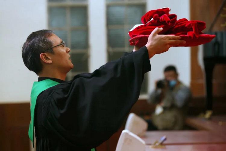 Senior Pastor Zhang Chengtao of Guangxiao Church in Guangzhou, Guangdong, prayed for offerings during a Thanksgiving fundraising event on November 28, 2021.