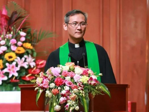 Senior Pastor Zhang Chengtao of Guangxiao Church in Guangzhou, Guangdong, preached a sermon during a Thanksgiving Charity Gala on November 28,2021.