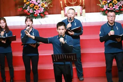A praise and worship team of Guangxiao Church in Guangzhou, Guangdong, presented a hymn during a Thanksgiving Charity Gala on November 28,2021.