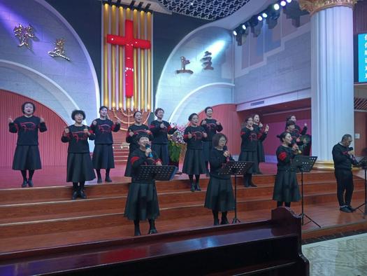 The praise team of Shuguang Church in Baoji, Shaanxi, sang a hymn in a Thanksgiving service on November 28, 2021.