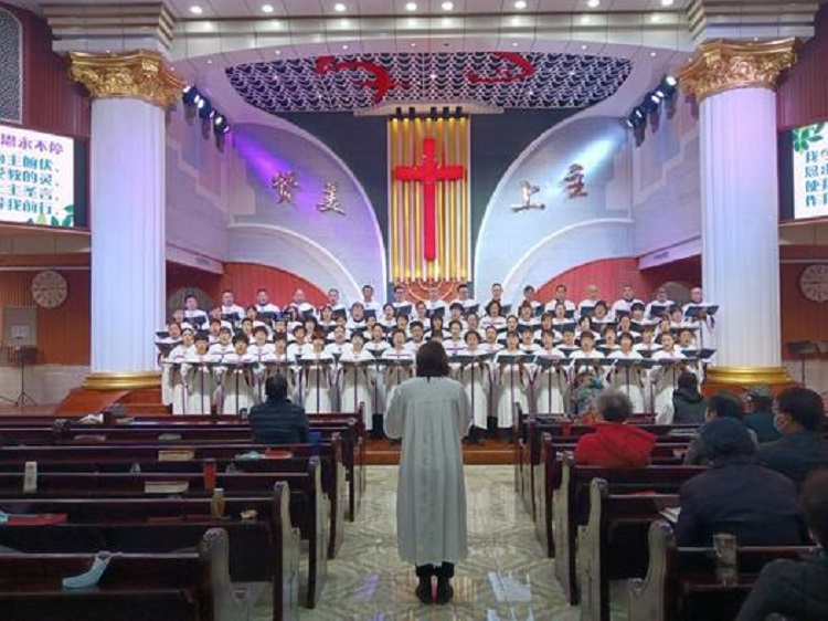 The choir sang a hymn in a Thanksgiving service held in Shuguang Church, Baoji, Shaanxi,on November 28, 2021.