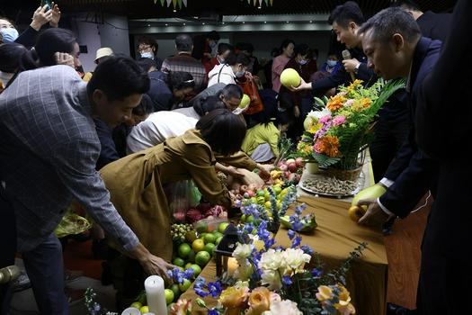 The members of Haixiu Church in Haikou City, Hainan Province, fetched some fruit from the stage in a Thanksgiving worship service on November 25, 2021.