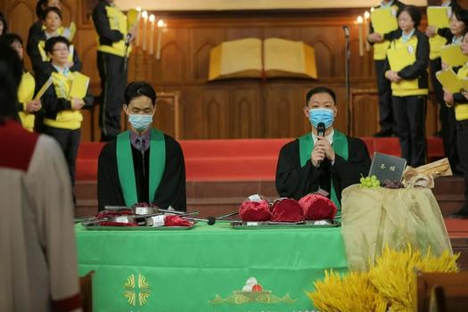 A pastor hosted a Thanksgiving worship service held in Guangzhou Church of Our Savior, Guangdong, on November 27, 2021.