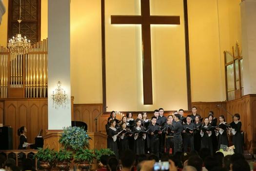 The Joint Youth Choir of Guangzhou Church of Our Savior in Guangdong performed a hymn in the church's Thanksgiving service on November 27, 2021.