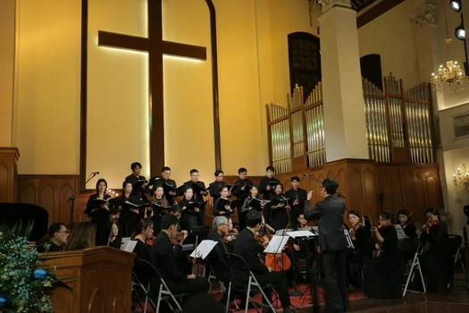 The orchestra and choir of Shamian Church in Guangzhou, Guangdong, jointly performed a hymn in a Thanksgiving service held in Guangzhou Church of Our Savior on November 27, 2021.