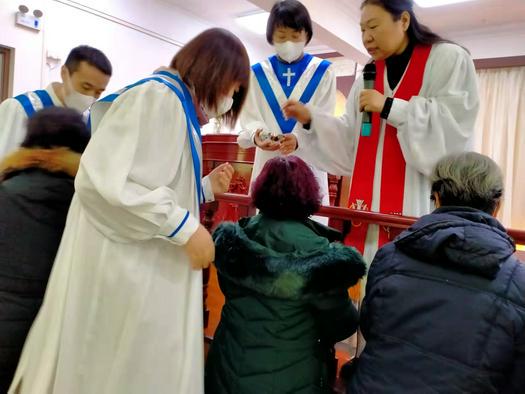 Rev. Yuan Ming held a baptism for a female catechumen in Lvhua Street Church, Anshan, Liaoning, on December 5, 2021.