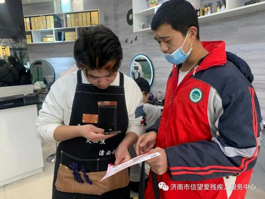 A man scanned a QR code to donate to middle-aged people with mental disabilities in a project initiated by Ji'nan Faith & Hope & Love Disability Service Center in Shandong in early December, 2021.