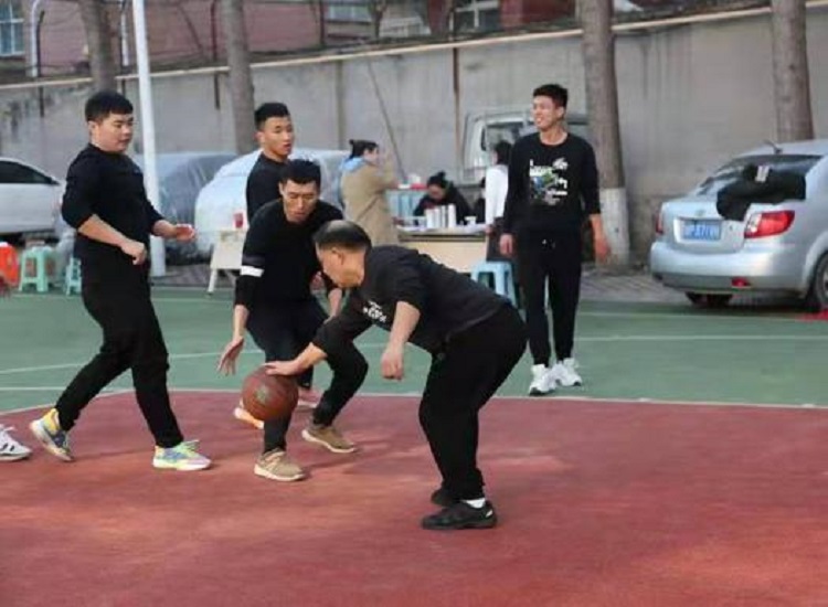 The students and faculty of Shandong Theological Seminary played a basketball game during the school's winter sports meet conducted in Ji'nan, Shandong on December 4, 2021.