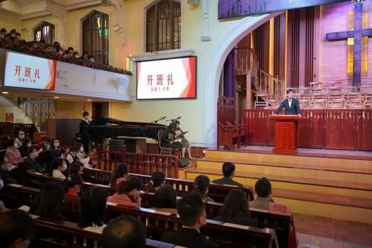 Senior Pastor Chen Suisheng hosted a opening ceremony of a training course for church council members and deacons held in Dongshan Church, Guangzhou, Guangdong, on December 4, 2021.