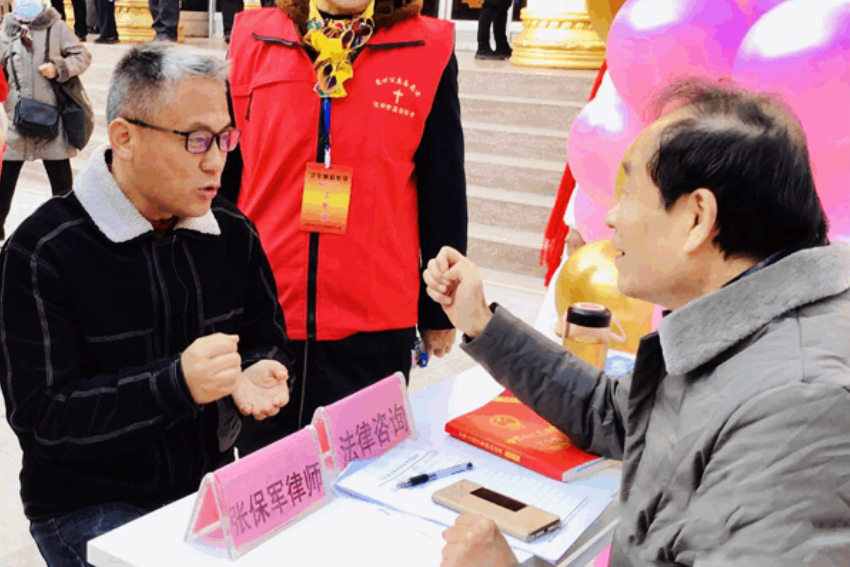 A lawyer provided free legal advices in Hanzhong Church, Shaanxi, during a charity campaign which took place from November to December, 2021.
