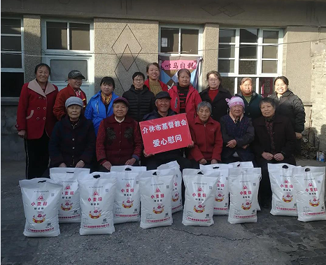 Flood-stricken believers in Jiexiu City, Jinzhong, Shanxi, received food after heavy rainfall from Shanxi CC&TSPM in November, 2021.