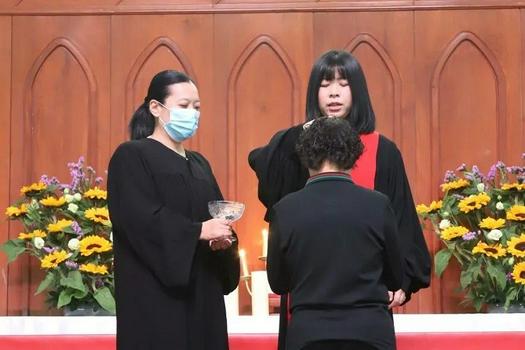 A female seeker was baptized in Guangxiao Church, Guangzhou, Guangdong, on December 12, 2021.