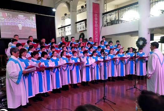 A choir of Tumen Church in Xi'an, Shaanxi, presented a hymn during the Christmas celebration which took place on December 12, 2021.