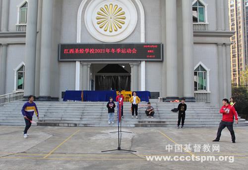 Two students of Jiangxi Bible School played a game of badminton in the school's winter sports meet held on December 10, 2021.