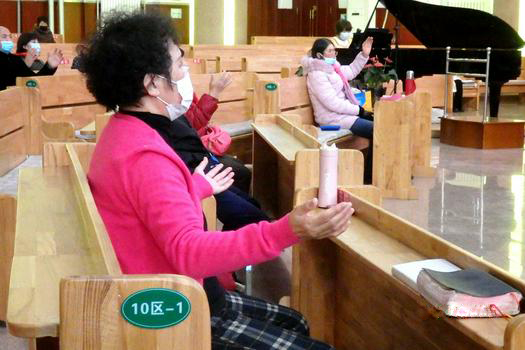 Believers praised God with one in a pew during a Sunday service in Fengshou Road Church, Dalian, Liaoning, on December 19, 2021.