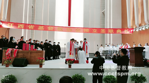 A female church staff was ordained to be a pastor or an elder in Gospel Church, Jiujiang, Jiangxi, on December 19, 2021.